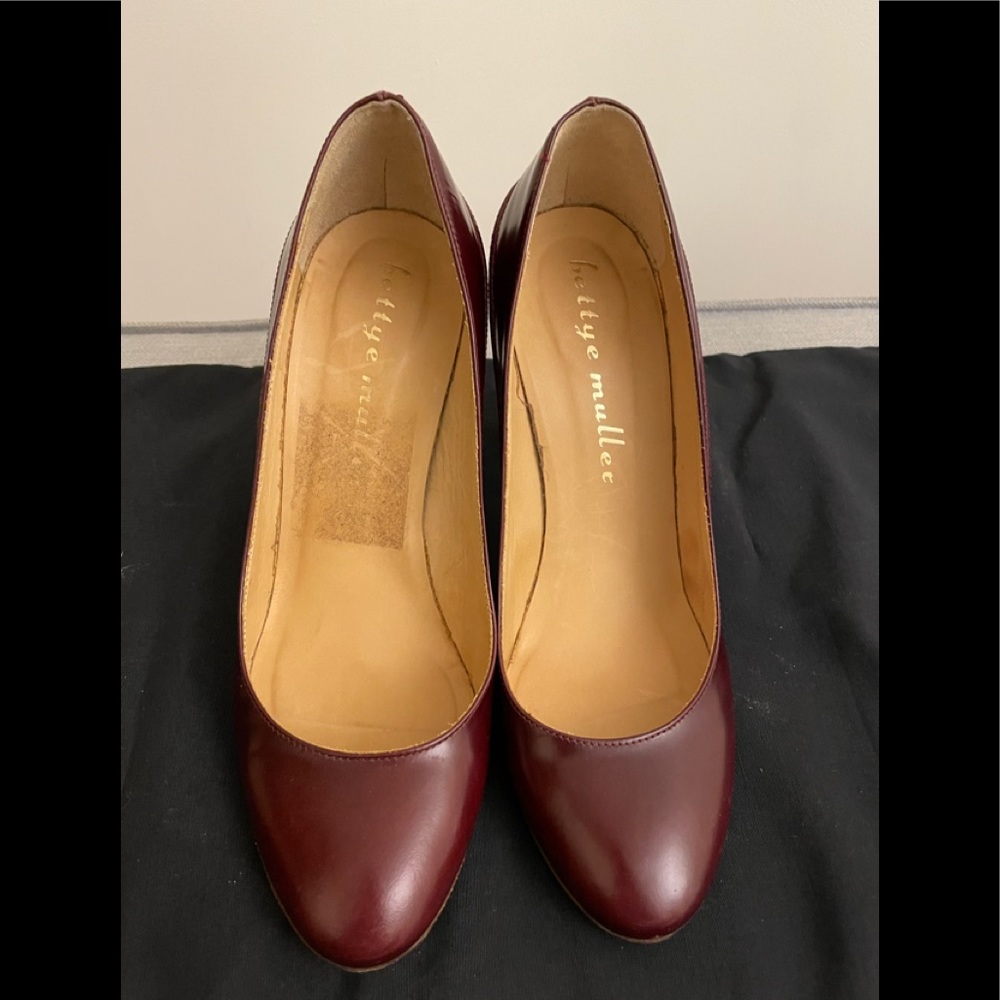 Bettye Muller Marion Suede Round Toe Pumps